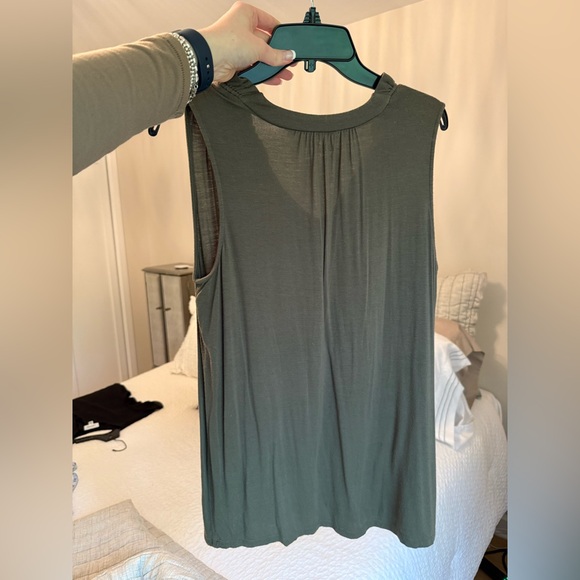 Sleeveless Army Green Flowy Blouse - Picture 7 of 7